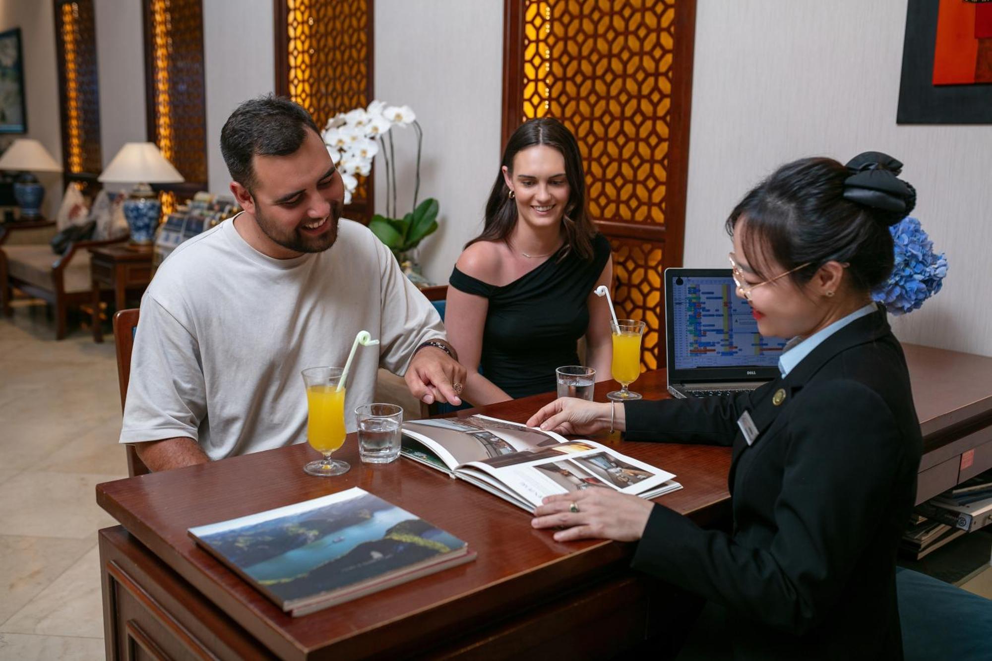 Oriental Suites Hotel & Spa Hanoi Exterior foto